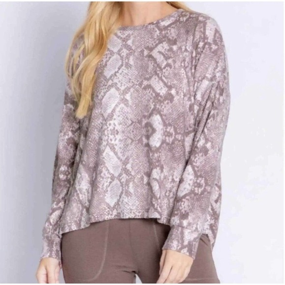 PJ Salvage Women's Medium Blush Pink Gray Snakeskin Pajama Lounge Shirt NEW